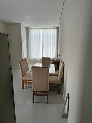 Uma área de estar em Jardim dourado