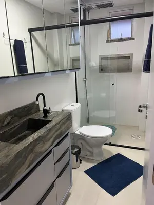 Uma casa de banho em Seu refúgio em Bombinhas, conforto e pé na areia
