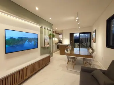 Uma televisão e/ou sistema de entretenimento em Apartamento Alto Padrão Mariscal - 3 Quartos, AC, Garagem Dupla