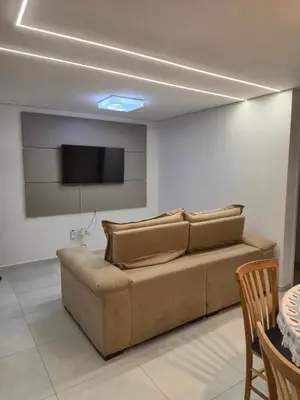 Uma televisão e/ou sistema de entretenimento em Novo apartamento em Itapema - 02 suites