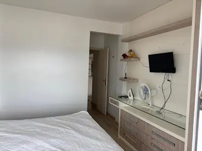 Uma televisão e/ou sistema de entretenimento em Vista para o molhe