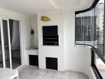 Uma televisão e/ou sistema de entretenimento em Vista para o molhe
