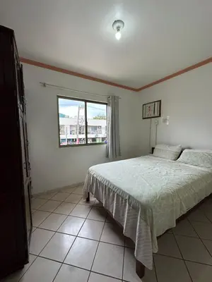 Uma cama ou camas num quarto em Apartamento 30m da Praia de Bombinhas