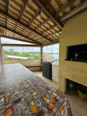 Uma televisão e/ou sistema de entretenimento em Apartamento 30m da Praia de Bombinhas