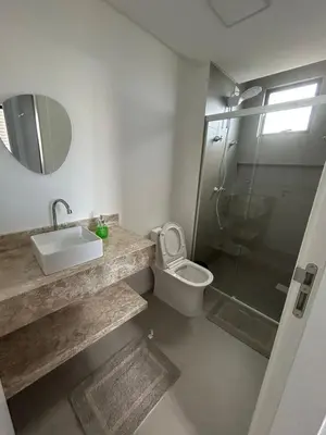 Uma casa de banho em Apartamento Novo Proximo ao Mar Experiencia Incrivel