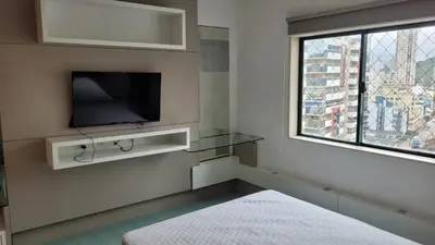 Uma televisão e/ou sistema de entretenimento em Cobertura -Itapema