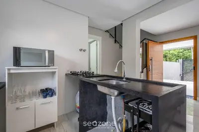A cozinha ou kitchenette de Casa c/ terraço e churrasq. a 850m do mar JSF0748