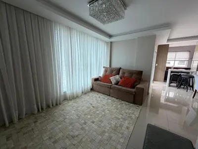 Uma área de estar em Apartamento 3 dormitórios Meia Praia SC