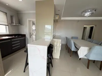 A cozinha ou kitchenette de Apartamento 3 dormitórios Meia Praia SC