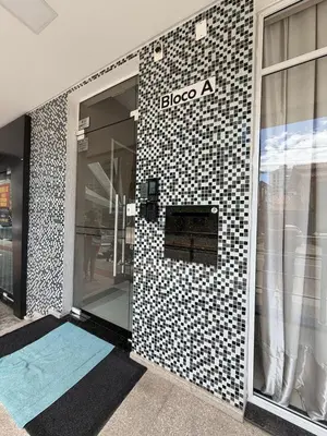 Uma televisão e/ou sistema de entretenimento em Apartamento 3 dormitórios Meia Praia SC