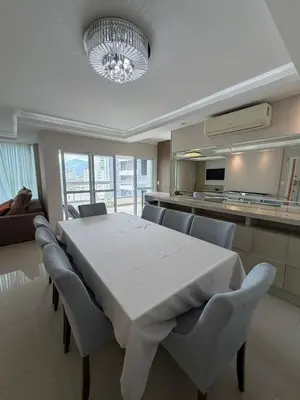 A cozinha ou kitchenette de Apartamento 3 dormitórios Meia Praia SC