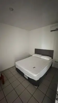 Uma cama ou camas num quarto em Sobrados a 100mt do mar em bombas