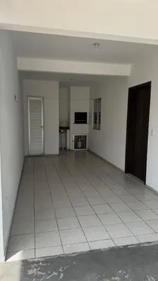 Uma televisão e/ou sistema de entretenimento em Sobrados a 100mt do mar em bombas
