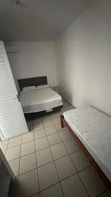 Uma cama ou camas num quarto em Sobrados a 100mt do mar em bombas