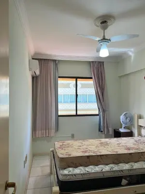 Uma cama ou camas num quarto em Apartamento lateral mar no centro da Meia Praia