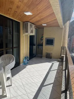 Uma televisão e/ou sistema de entretenimento em Apartamento lateral mar no centro da Meia Praia