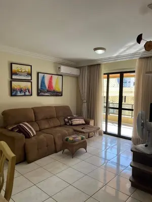 Uma área de estar em Apartamento lateral mar no centro da Meia Praia