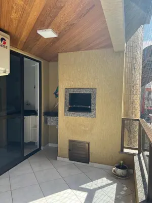Uma televisão e/ou sistema de entretenimento em Apartamento lateral mar no centro da Meia Praia