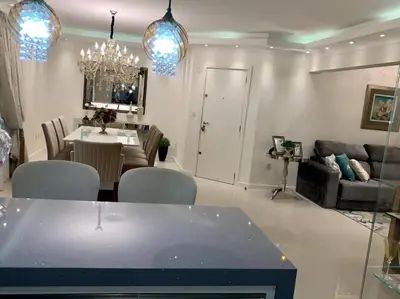 Uma área de estar em Apartamento 4 quartos na Meia Praia
