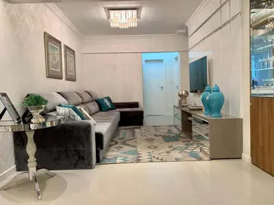 Uma área de estar em Apartamento 4 quartos na Meia Praia