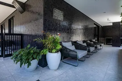 Uma área de estar em Apartamento alto padrão 2 suítes com piscina