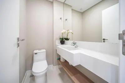 Uma casa de banho em Apartamento alto padrão 2 suítes com piscina