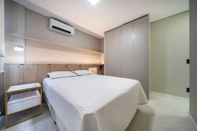Uma cama ou camas num quarto em Apartamento alto padrão 2 suítes com piscina