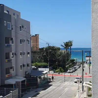 Amplo apartamento de 3 quartos a 120m da praia