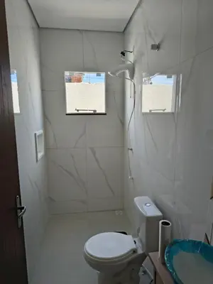 Uma casa de banho em Jardim dourado