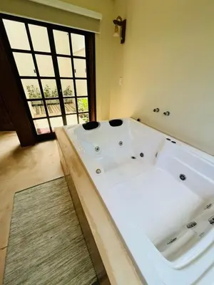 Uma casa de banho em Studio com Jacuzzi na Natureza Casal Baoba Suite
