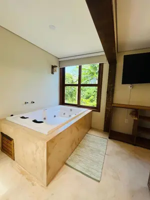 Uma televisão e/ou sistema de entretenimento em Studio com Jacuzzi na Natureza Casal Baoba Suite