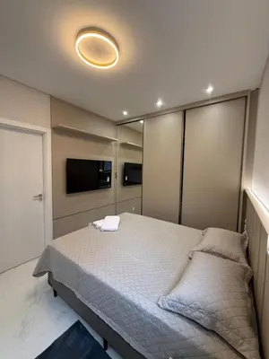 Uma cama ou camas num quarto em Apartamento Novo e lindo! Próximo Mar e Shopping