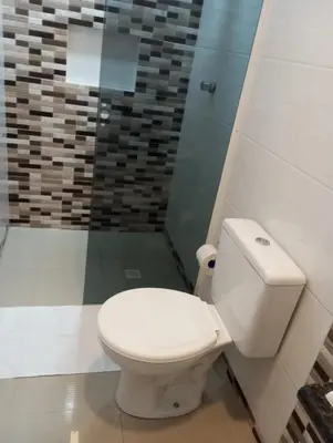 Uma casa de banho em kitnet 4