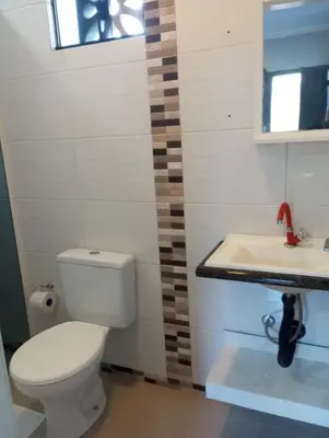 Uma casa de banho em kitnet 4