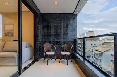Uma área de estar em Apartamento alto padrão com 2 suites e piscina