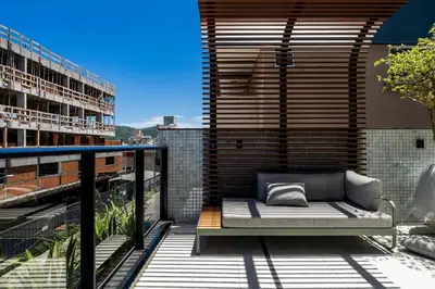 Uma varanda ou terraço em Apartamento alto padrão com 2 suites e piscina