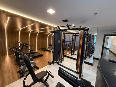O centro de fitness e/ou as comodidades de fitness de Lindo Flat na rua da Praia - Meia Praia Itapema