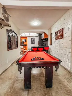 Uma mesa de bilhar em Casa aconchegante em Itapema com piscina