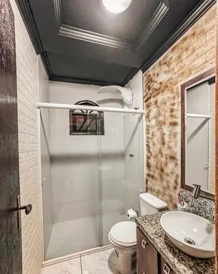 Uma casa de banho em Casa aconchegante em Itapema com piscina