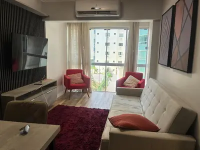 Uma área de estar em Apartamento completo, 2 quartos e estacionamento