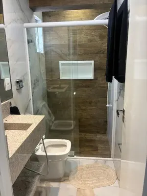 Uma casa de banho em Apartamento completo, 2 quartos e estacionamento