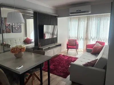 Uma área de estar em Apartamento completo, 2 quartos e estacionamento