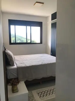 Uma cama ou camas num quarto em Apto alto padrão - 001A