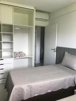 Uma cama ou camas num quarto em Apto alto padrão - 001A