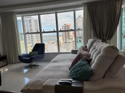 Uma área de estar em Apto Vista Mar Rua 236 Meia Praia Itapema