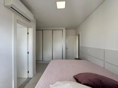 Uma cama ou camas num quarto em Apto Vista Mar Rua 236 Meia Praia Itapema