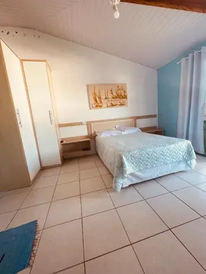 Uma cama ou camas num quarto em Vista Mar Praia da Lagoinha - Residencial Pé na Areia