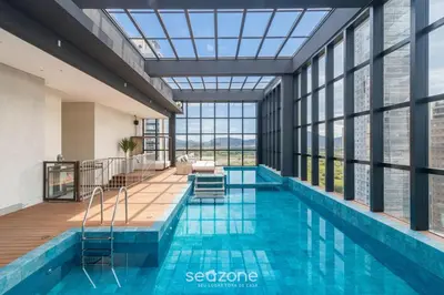 A piscina em ou perto de Sua estadia exclusiva a poucos passos do Mar em Meia Praia - FFS II