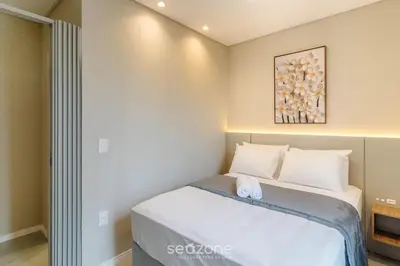 Uma cama ou camas num quarto em Sua estadia exclusiva a poucos passos do Mar em Meia Praia - FFS II