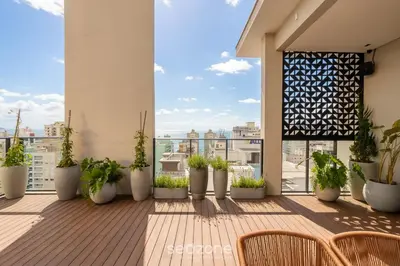Uma varanda ou terraço em Sua estadia exclusiva a poucos passos do Mar em Meia Praia - FFS II